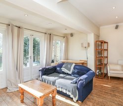 GF, 25 Whitehall Gardens, W3