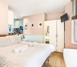 B4, 11 Castletown Road, W14