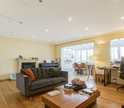 38 Spencer Walk, NW3